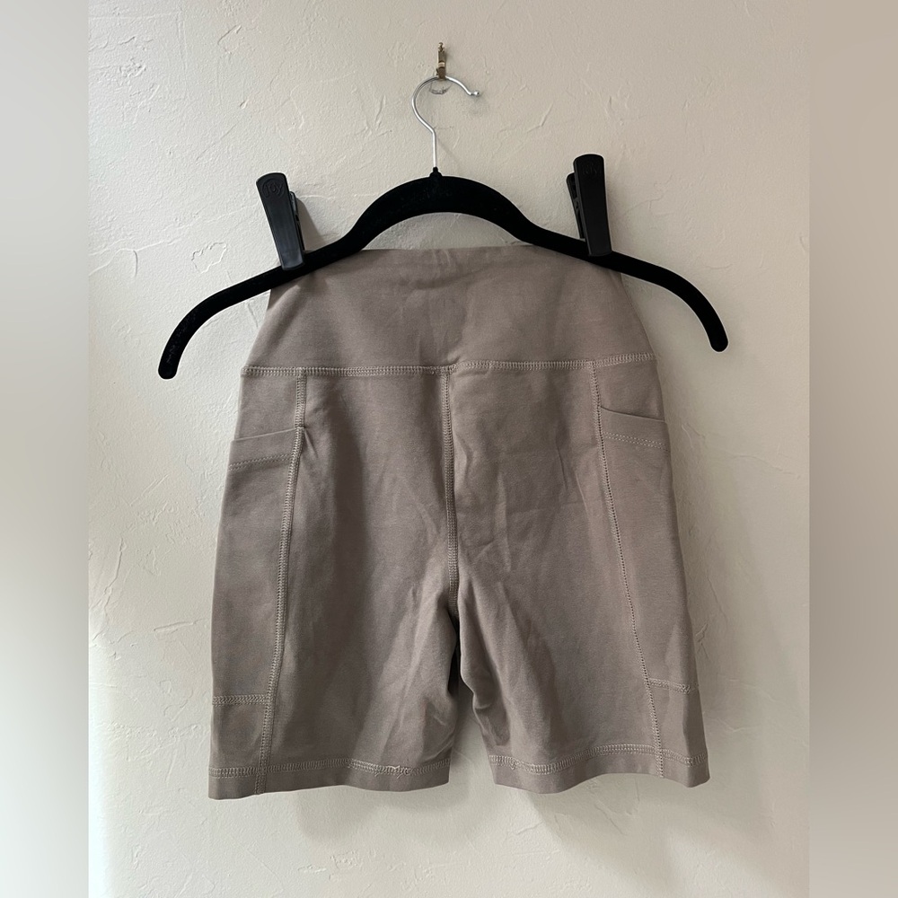 MATE THE LABEL ORGANIC STRETCH POCKET SHORTS IN PEBBLE XS S - Picture 5 of 5